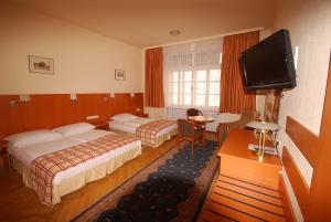 Llit o llits en una habitació de Continental Hotel-Pension