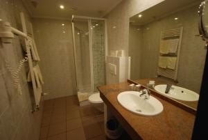 y baño con lavabo, ducha y aseo. en Continental Hotel-Pension en Viena