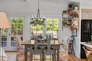 a dining room with a table and chairs at Home Sweet Home New Monthly in Cambria