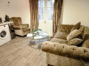 Posezení v ubytování Secluded 4-Bedroom Bungalow