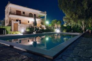 Bazén v ubytovaní Seaside "Stone & Light Villa" close to Aegina City alebo v jeho blízkosti