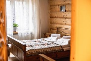 Posteľ alebo postele v izbe v ubytovaní Domek Chata Huncwota