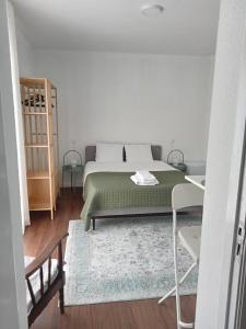 Postel nebo postele na pokoji v ubytování Beach Avenue Suite
