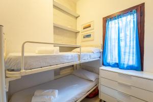 Pokój z 2 łóżkami piętrowymi i oknem w obiekcie Blue House, 300m to beach w Puli