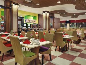 坤甸市中心美居酒店餐厅或其他用餐的地方