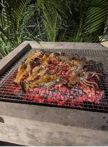 Cottage Ô Cœur de Bel Hâlé في سانت-روز: شواية عليها انواع كثيرة من الطعام