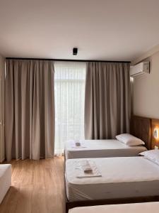سرير أو أسرّة في غرفة في Apartment Gjiri i Lalzit