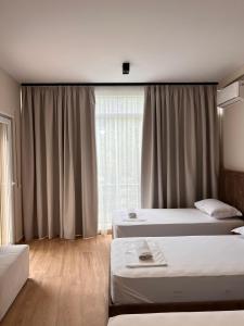 سرير أو أسرّة في غرفة في Apartment Gjiri i Lalzit