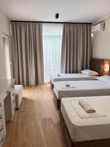 سرير أو أسرّة في غرفة في Apartment Gjiri i Lalzit