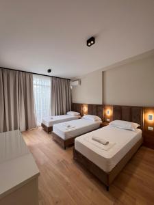 سرير أو أسرّة في غرفة في Apartment Gjiri i Lalzit