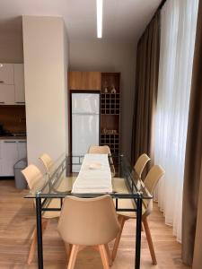 مطبخ أو مطبخ صغير في Apartment Gjiri i Lalzit