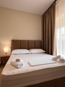 سرير أو أسرّة في غرفة في Apartment Gjiri i Lalzit