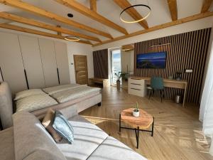 VarínにあるDaily Living - Apartmán v centre Varína, Free Parkingのベッド2台とソファのあるリビングルーム