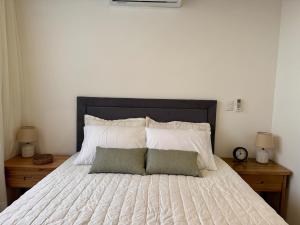 Giường trong phòng chung tại Modern apartment in Asunción