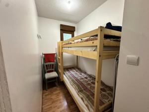 a bedroom with two bunk beds in a room at Résidence Hadrien - T2 CABINE COLLINE DES BAINS MAE-8511 in Villard-de-Lans