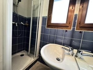 a bathroom with a sink and a shower at Résidence Hadrien - T2 CABINE COLLINE DES BAINS MAE-8511 in Villard-de-Lans