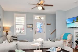 Una sala de estar con un sofá y un ventilador de techo. en Barefoot Cottage B12 - Sea La Vie by Pristine Property Vacation Rentals, en Highland View