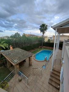 un patio trasero con piscina, mesa y sillas en Villa Berria Alfabia, en Palma de Mallorca