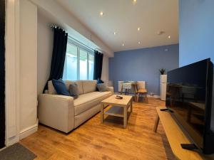 Μια τηλεόραση ή/και κέντρο ψυχαγωγίας στο Stretford Apartment - Sleeps 6 - WiFi - Parking - Near Stadium