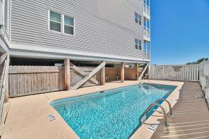 ノース・マートルビーチにあるWindsong 207-Ocean Front-Sleep5-Private Balconyの家の前のプール