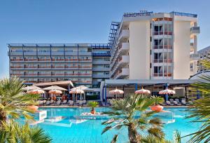 Bazén v ubytování Bibione Palace Hotel nebo v jeho okolí