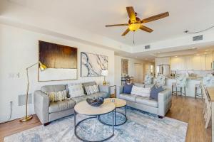 een woonkamer met een bank en een tafel bij Dolphin's Cove - Clearwater Beach, FL in Clearwater Beach +18 foto's