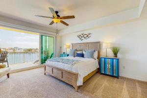 een slaapkamer met een bed en een plafondventilator bij Dolphin's Cove - Clearwater Beach, FL in Clearwater Beach