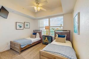 2 letti in una camera con ventilatore a soffitto di Dolphin's Cove - Clearwater Beach, FL a Clearwater Beach Altre 19 foto