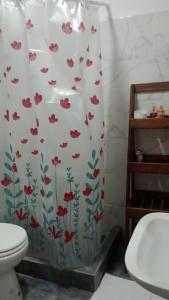 Et badeværelse på El Tilo Hospedaje + 2 billeder