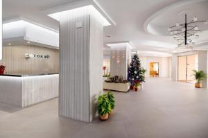 Un vestíbulo con un árbol de Navidad en el medio. en Estudio vistas campo golf y piscina, en Torremolinos 159 fotos más