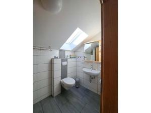un bagno con un water e un lavandino di Holiday home with 4 bedrooms a Horst Altre 12 foto