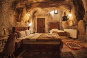 Postel nebo postele na pokoji v ubytování Cappadocia Snora Cave
