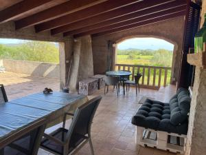 un salon avec une table et des chaises et un balcon dans l'établissement Finca Na Moreta, à Felanitx