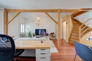 ein Wohnzimmer mit einer Couch und einer Treppe in der Unterkunft Le Nid Tourangeau in Tours