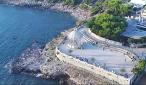 Mare e Relax Salento في باتو: صورة جوية لشاطئ بجوار الماء