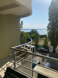 ein Balkon mit Blick auf einen Parkplatz in der Unterkunft VIRGO Apartaments Mamaia in Mamaia