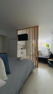 Un dormitorio con una cama grande con una ventana grande. en BeachVibe, en Puerto Naos
