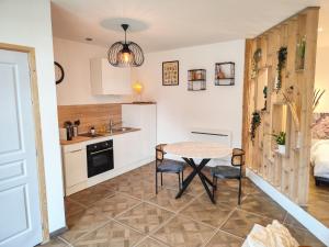 a kitchen and dining room with a table and chairs at Les Sentiers in Les Chusins