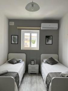 Postel nebo postele na pokoji v ubytování Cozy 3 room house in Eslöv