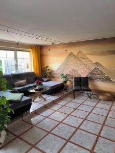 Posezení v ubytování Ferienhaus Meerzeit-4SZ, 2Wohnzimmer, WLAN-8 km Warnemünde