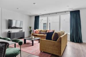 纳什维尔Haven at The Lucy by Stay Local Nashville的客厅里有一张沙发和一台电视
