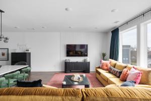 纳什维尔Haven at The Lucy by Stay Local Nashville的客厅里有一张沙发和一张桌子。