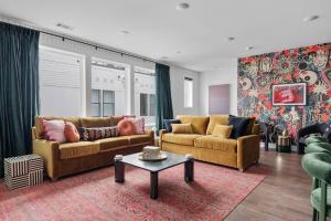 纳什维尔Haven at The Lucy by Stay Local Nashville的有两张沙发和一张桌子的客厅 更多26张照片