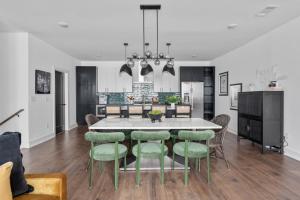 纳什维尔Haven at The Lucy by Stay Local Nashville的厨房兼餐厅，配有桌椅