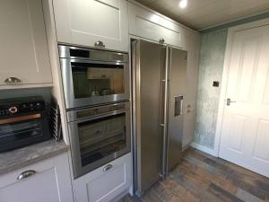 Η κουζίνα ή μικρή κουζίνα στο Double Room in Riverside Apartment - C +16 φωτογραφίες