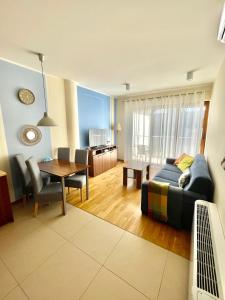Χώρος καθιστικού στο Klimatyzowany apartament przy plaży - 2 sypialnie, basen, garaż, Villa 4 Pory Roku