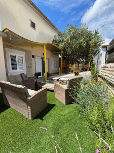 Un patio trasero con muebles de mimbre en un patio. en Studio apartman Sedmica, en Zadar