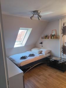 Postel nebo postele na pokoji v ubytování Ferienhaus Meerzeit-4SZ, 2Wohnzimmer, WLAN-8 km Warnemünde + 24 fotografií