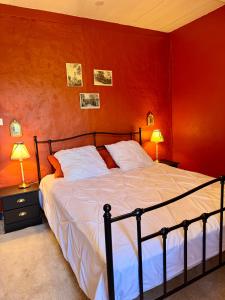 Ένα ή περισσότερα κρεβάτια σε δωμάτιο στο Maison traditionnelle avec vues sur St Michel +31 φωτογραφίες