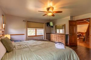 a bedroom with a bed and a ceiling fan at Riverbank Retreat in Jefferson